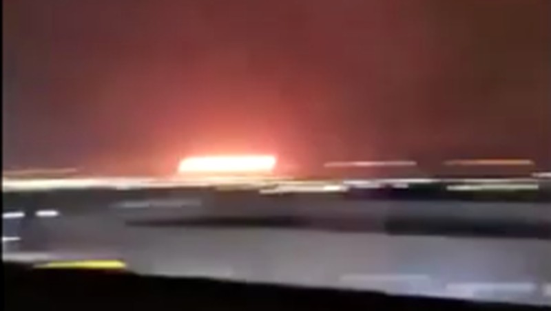 Api berkobar akibat ledakan setelah serangan di dekat perusahaan minyak Aramco, di tengah konflik AS-Israel dengan Iran, di Riyadh, Arab Saudi, 18 Maret 2026. (Tangkapan Layar Video/REUTERS)