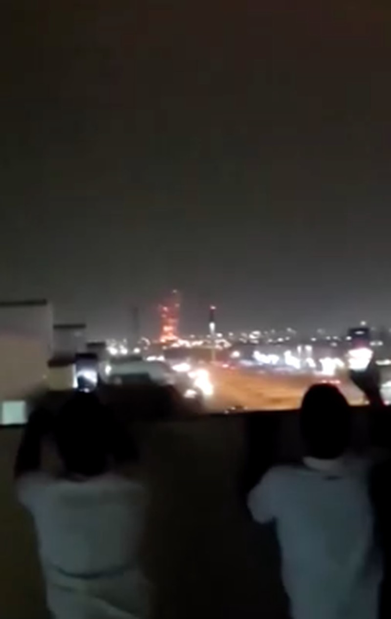 Api berkobar akibat ledakan setelah serangan di dekat perusahaan minyak Aramco, di tengah konflik AS-Israel dengan Iran, di Riyadh, Arab Saudi, 18 Maret 2026. (Tangkapan Layar Video/REUTERS)