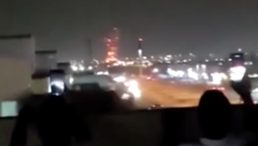 Api berkobar akibat ledakan setelah serangan di dekat perusahaan minyak Aramco, di tengah konflik AS-Israel dengan Iran, di Riyadh, Arab Saudi, 18 Maret 2026. (Tangkapan Layar Video/REUTERS)