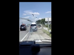 Viral Avanza Tabrak Besi Guardrail sampai Tembus Bodi, Ini Pelajaran Pentingnya