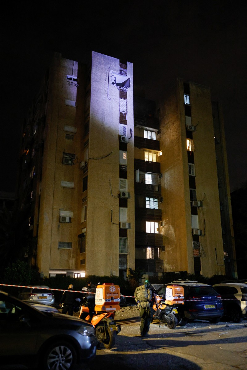 Bangunan yang rusak di lokasi dampak, setelah rentetan rudal yang diluncurkan dari Iran, di Tel Aviv, Israel, Kamis (19/3/2026) dini hari. (REUTERS/Amir Cohen)