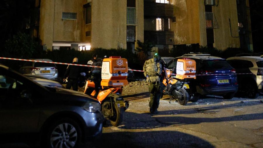 Bangunan yang rusak di lokasi dampak, setelah rentetan rudal yang diluncurkan dari Iran, di Tel Aviv, Israel, Kamis (19/3/2026) dini hari. (REUTERS/Amir Cohen)