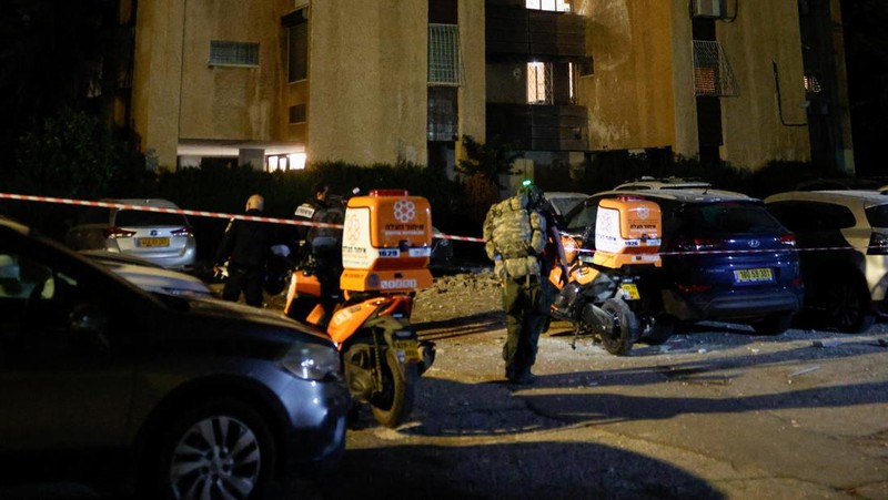 Bangunan yang rusak di lokasi dampak, setelah rentetan rudal yang diluncurkan dari Iran, di Tel Aviv, Israel, Kamis (19/3/2026) dini hari. (REUTERS/Amir Cohen)