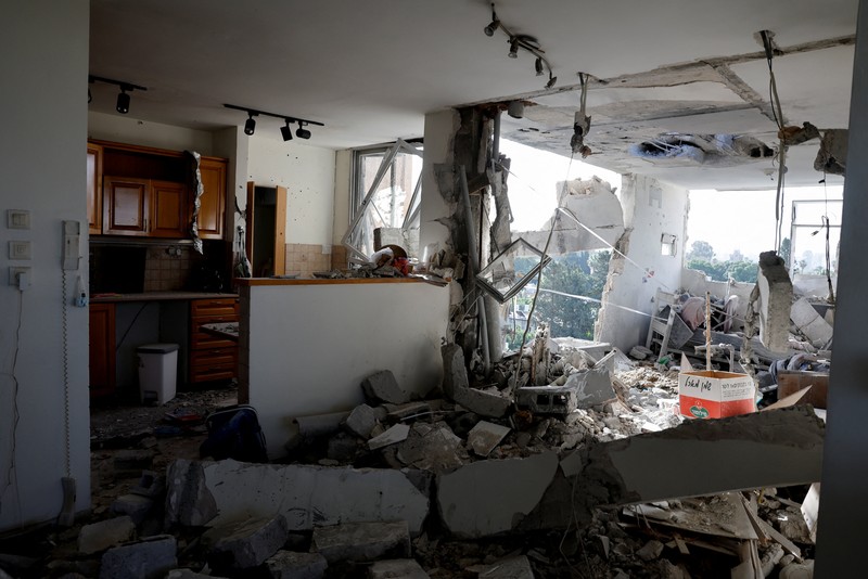 Bangunan yang rusak di lokasi dampak, setelah rentetan rudal yang diluncurkan dari Iran, di Tel Aviv, Israel, Kamis (19/3/2026) dini hari. (REUTERS/Amir Cohen)