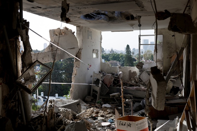 Bangunan yang rusak di lokasi dampak, setelah rentetan rudal yang diluncurkan dari Iran, di Tel Aviv, Israel, Kamis (19/3/2026) dini hari. (REUTERS/Amir Cohen)