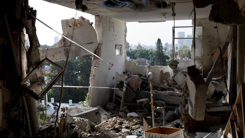 Bangunan yang rusak di lokasi dampak, setelah rentetan rudal yang diluncurkan dari Iran, di Tel Aviv, Israel, Kamis (19/3/2026) dini hari. (REUTERS/Amir Cohen)