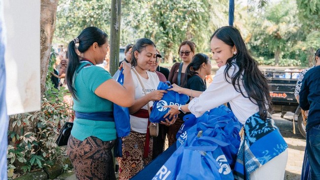BRI Bagikan 2.000 Paket Sembako untuk Desa Angseri dan Sarimekar Bali