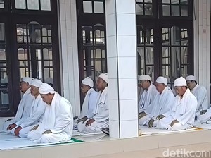 Ratusan Jemaah Asy-Syahadatain Indramayu Gelar Salat Id Hari Ini