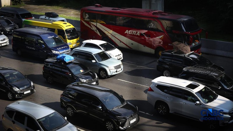Kepadatan arus mudik Lebaran 2026 mulai terasa di sejumlah ruas jalan, termasuk Tol Jakarta-Cikampek (Japek) pada H-2 Idul Fitri 1447 Hijriah. Berdasarkan pantauan, antrean kendaraan terjadi di KM 19A, Bekasi, Jawa Barat, pada Kamis (19/3/2026).(CNBC Indonesia/Tias Budiarto)