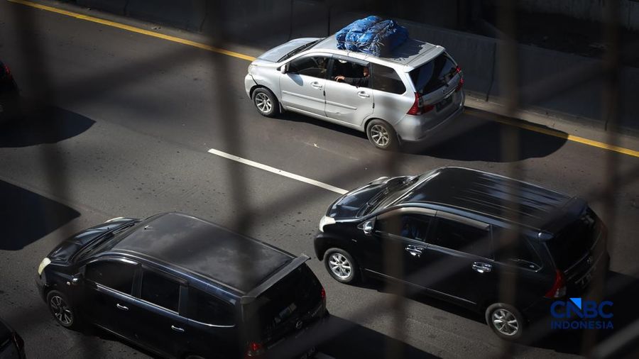Kepadatan arus mudik Lebaran 2026 mulai terasa di sejumlah ruas jalan, termasuk Tol Jakarta-Cikampek (Japek) pada H-2 Idul Fitri 1447 Hijriah. Berdasarkan pantauan, antrean kendaraan terjadi di KM 19A, Bekasi, Jawa Barat, pada Kamis (19/3/2026).(CNBC Indonesia/Tias Budiarto)