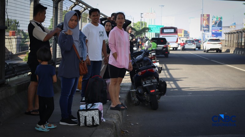 Kepadatan arus mudik Lebaran 2026 mulai terasa di sejumlah ruas jalan, termasuk Tol Jakarta-Cikampek (Japek) pada H-2 Idul Fitri 1447 Hijriah. Berdasarkan pantauan, antrean kendaraan terjadi di KM 19A, Bekasi, Jawa Barat, pada Kamis (19/3/2026).(CNBC Indonesia/Tias Budiarto)