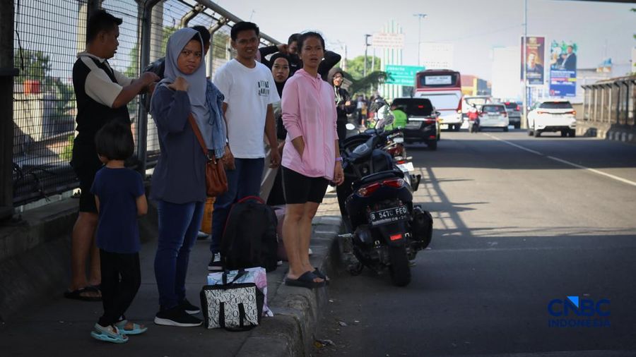 Kepadatan arus mudik Lebaran 2026 mulai terasa di sejumlah ruas jalan, termasuk Tol Jakarta-Cikampek (Japek) pada H-2 Idul Fitri 1447 Hijriah. Berdasarkan pantauan, antrean kendaraan terjadi di KM 19A, Bekasi, Jawa Barat, pada Kamis (19/3/2026).(CNBC Indonesia/Tias Budiarto)