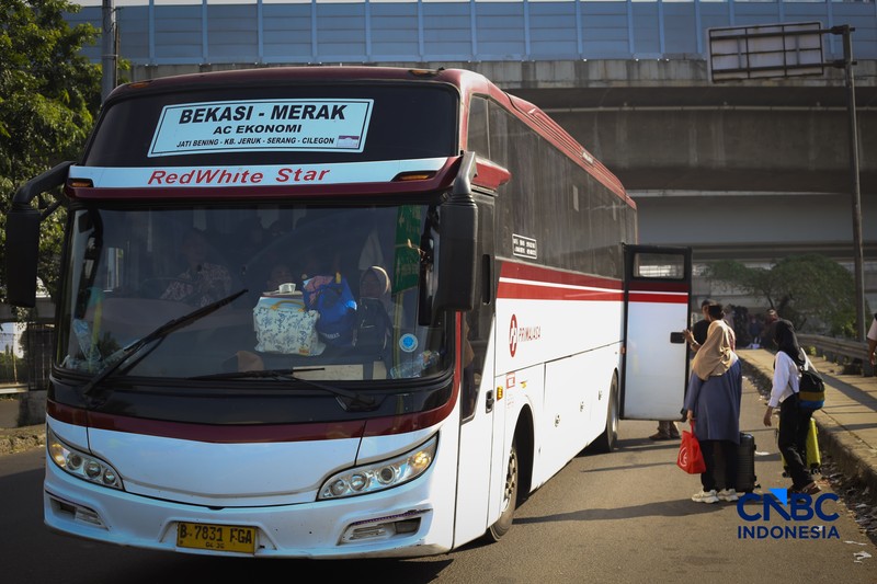 Kepadatan arus mudik Lebaran 2026 mulai terasa di sejumlah ruas jalan, termasuk Tol Jakarta-Cikampek (Japek) pada H-2 Idul Fitri 1447 Hijriah. Berdasarkan pantauan, antrean kendaraan terjadi di KM 19A, Bekasi, Jawa Barat, pada Kamis (19/3/2026).(CNBC Indonesia/Tias Budiarto)