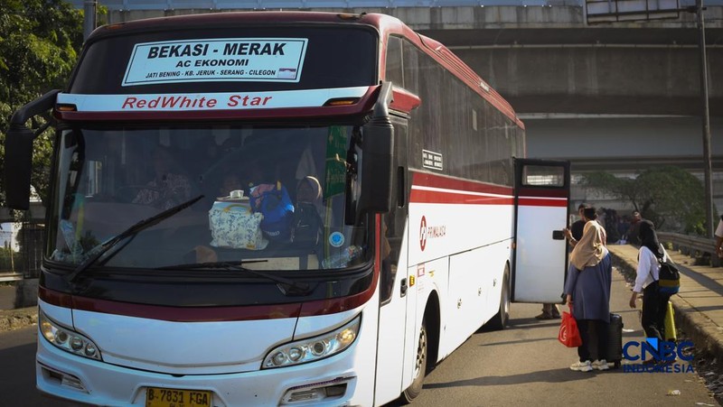 Kepadatan arus mudik Lebaran 2026 mulai terasa di sejumlah ruas jalan, termasuk Tol Jakarta-Cikampek (Japek) pada H-2 Idul Fitri 1447 Hijriah. Berdasarkan pantauan, antrean kendaraan terjadi di KM 19A, Bekasi, Jawa Barat, pada Kamis (19/3/2026).(CNBC Indonesia/Tias Budiarto)