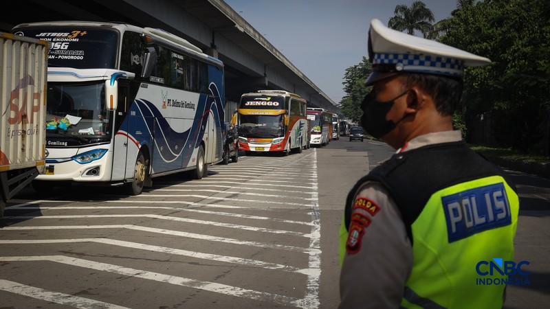 Kepadatan arus mudik Lebaran 2026 mulai terasa di sejumlah ruas jalan, termasuk Tol Jakarta-Cikampek (Japek) pada H-2 Idul Fitri 1447 Hijriah. Berdasarkan pantauan, antrean kendaraan terjadi di KM 19A, Bekasi, Jawa Barat, pada Kamis (19/3/2026).(CNBC Indonesia/Tias Budiarto)