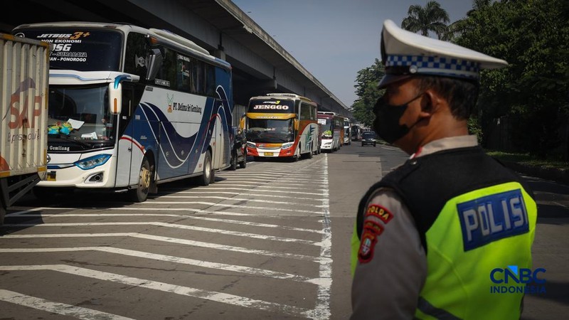Kepadatan arus mudik Lebaran 2026 mulai terasa di sejumlah ruas jalan, termasuk Tol Jakarta-Cikampek (Japek) pada H-2 Idul Fitri 1447 Hijriah. Berdasarkan pantauan, antrean kendaraan terjadi di KM 19A, Bekasi, Jawa Barat, pada Kamis (19/3/2026).(CNBC Indonesia/Tias Budiarto)