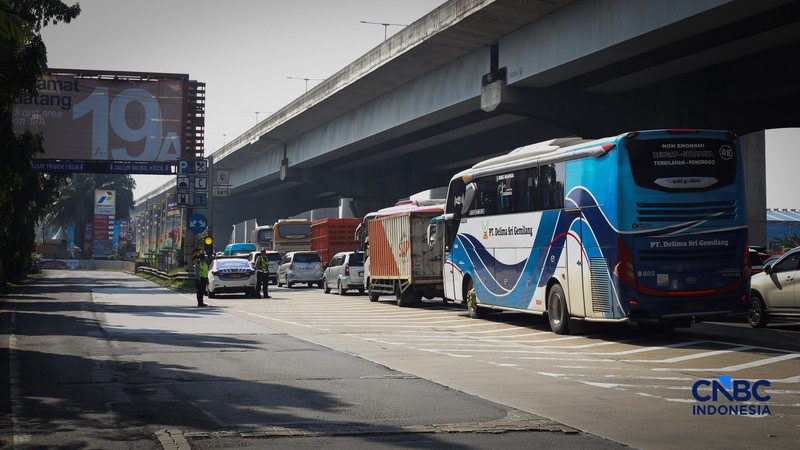 Kepadatan arus mudik Lebaran 2026 mulai terasa di sejumlah ruas jalan, termasuk Tol Jakarta-Cikampek (Japek) pada H-2 Idul Fitri 1447 Hijriah. Berdasarkan pantauan, antrean kendaraan terjadi di KM 19A, Bekasi, Jawa Barat, pada Kamis (19/3/2026).(CNBC Indonesia/Tias Budiarto)