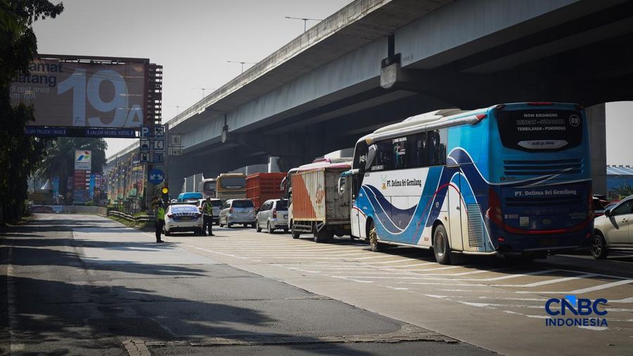 Kepadatan arus mudik Lebaran 2026 mulai terasa di sejumlah ruas jalan, termasuk Tol Jakarta-Cikampek (Japek) pada H-2 Idul Fitri 1447 Hijriah. Berdasarkan pantauan, antrean kendaraan terjadi di KM 19A, Bekasi, Jawa Barat, pada Kamis (19/3/2026).(CNBC Indonesia/Tias Budiarto)