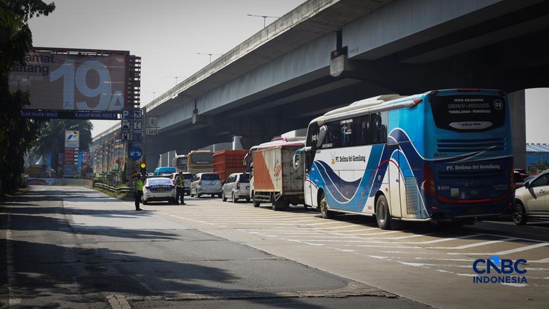 Kepadatan arus mudik Lebaran 2026 mulai terasa di sejumlah ruas jalan, termasuk Tol Jakarta-Cikampek (Japek) pada H-2 Idul Fitri 1447 Hijriah. Berdasarkan pantauan, antrean kendaraan terjadi di KM 19A, Bekasi, Jawa Barat, pada Kamis (19/3/2026).(CNBC Indonesia/Tias Budiarto)