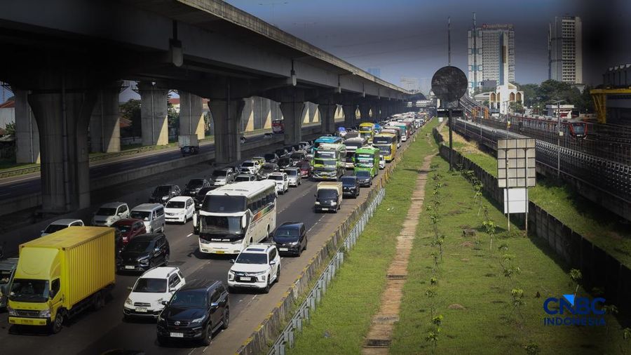 Kepadatan arus mudik Lebaran 2026 mulai terasa di sejumlah ruas jalan, termasuk Tol Jakarta-Cikampek (Japek) pada H-2 Idul Fitri 1447 Hijriah. Berdasarkan pantauan, antrean kendaraan terjadi di KM 19A, Bekasi, Jawa Barat, pada Kamis (19/3/2026).(CNBC Indonesia/Tias Budiarto)