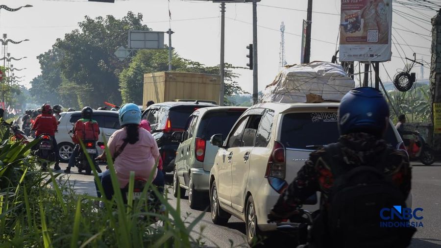 Kepadatan arus mudik Lebaran 2026 mulai terasa di sejumlah ruas jalan, termasuk Tol Jakarta-Cikampek (Japek) pada H-2 Idul Fitri 1447 Hijriah. Berdasarkan pantauan, antrean kendaraan terjadi di KM 19A, Bekasi, Jawa Barat, pada Kamis (19/3/2026).(CNBC Indonesia/Tias Budiarto)