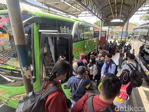24 Ribu Penumpang Padati Terminal Purabaya Jelang Lebaran