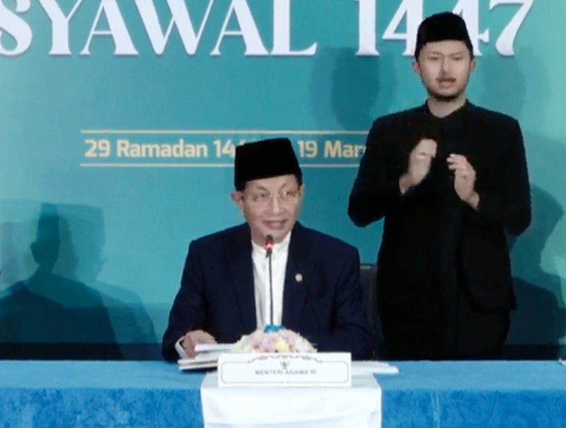 Petugas mengamati posisi bulan menjelang Idul Fitri, yang menandai berakhirnya bulan suci puasa Ramadhan, di Jakarta, Kamis (19/3/2026). (REUTERS/Willy Kurniawan)