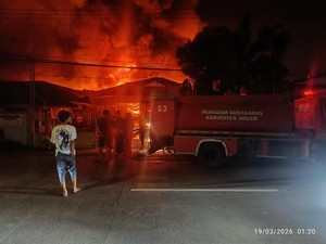 Detik-detik Pabrik Cat-Tiner di Gresik Meledak hingga Terbakar Hebat