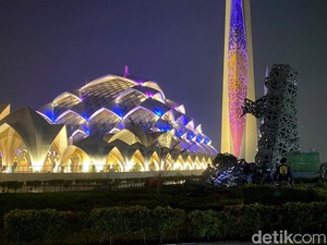 Tower di Kawasan Masjid Al Jabbar Roboh Diterjang Puting Beliung