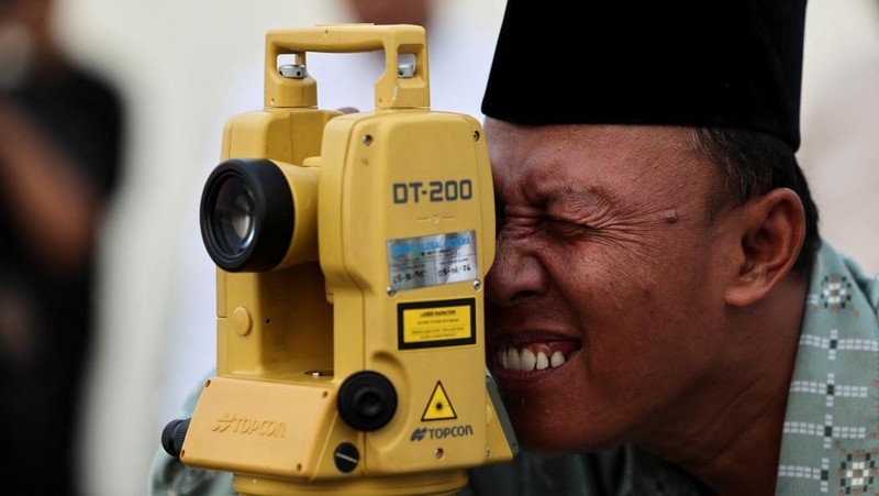 Petugas mengamati posisi bulan menjelang Idul Fitri, yang menandai berakhirnya bulan suci puasa Ramadhan, di Jakarta, Kamis (19/3/2026). (REUTERS/Willy Kurniawan)