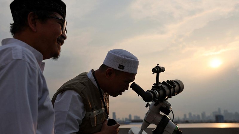 Petugas mengamati posisi bulan menjelang Idul Fitri, yang menandai berakhirnya bulan suci puasa Ramadhan, di Jakarta, Kamis (19/3/2026). (REUTERS/Willy Kurniawan)