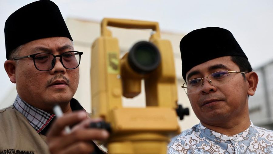 Petugas mengamati posisi bulan menjelang Idul Fitri, yang menandai berakhirnya bulan suci puasa Ramadhan, di Jakarta, Kamis (19/3/2026). (REUTERS/Willy Kurniawan)