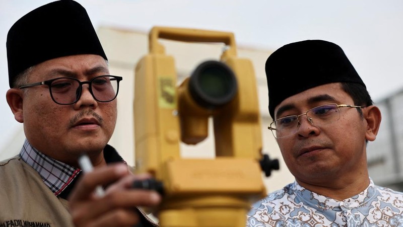 Petugas mengamati posisi bulan menjelang Idul Fitri, yang menandai berakhirnya bulan suci puasa Ramadhan, di Jakarta, Kamis (19/3/2026). (REUTERS/Willy Kurniawan)