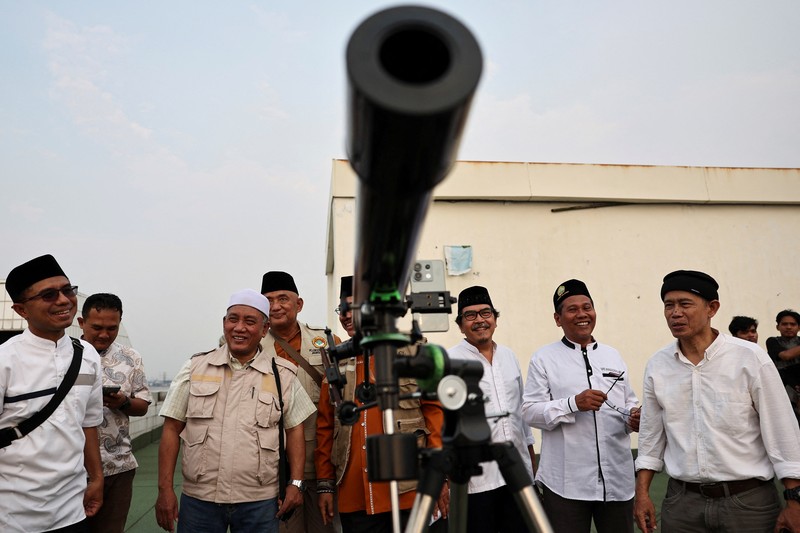 Petugas mengamati posisi bulan menjelang Idul Fitri, yang menandai berakhirnya bulan suci puasa Ramadhan, di Jakarta, Kamis (19/3/2026). (REUTERS/Willy Kurniawan)