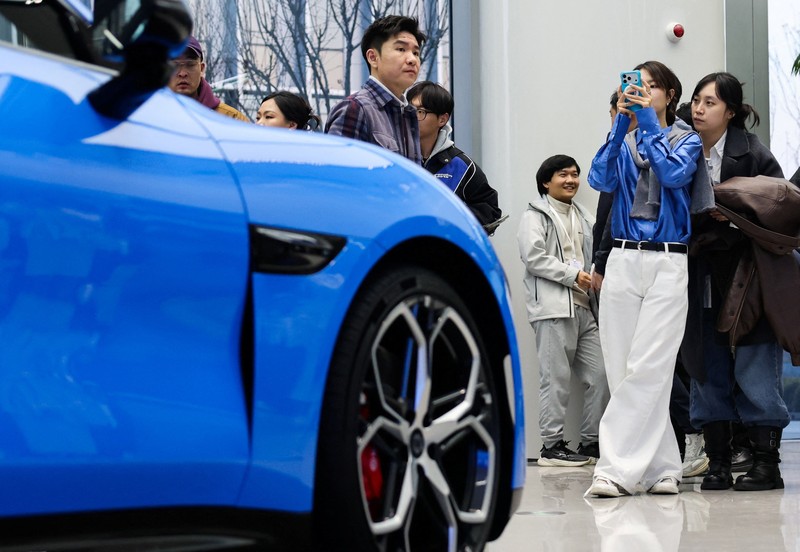 Raksasa teknologi China, Xiaomi meluncurkan generasi terbaru mobil listrik SU7 di Beijing, China, Kamis (19/32026). (REUTERS/Maxim Shemetov)