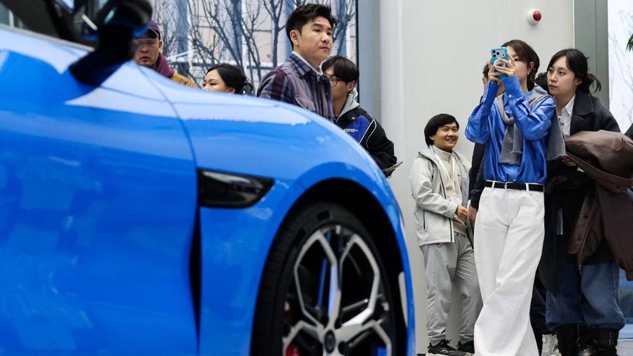 Raksasa teknologi China, Xiaomi meluncurkan generasi terbaru mobil listrik SU7 di Beijing, China, Kamis (19/32026). (REUTERS/Maxim Shemetov)