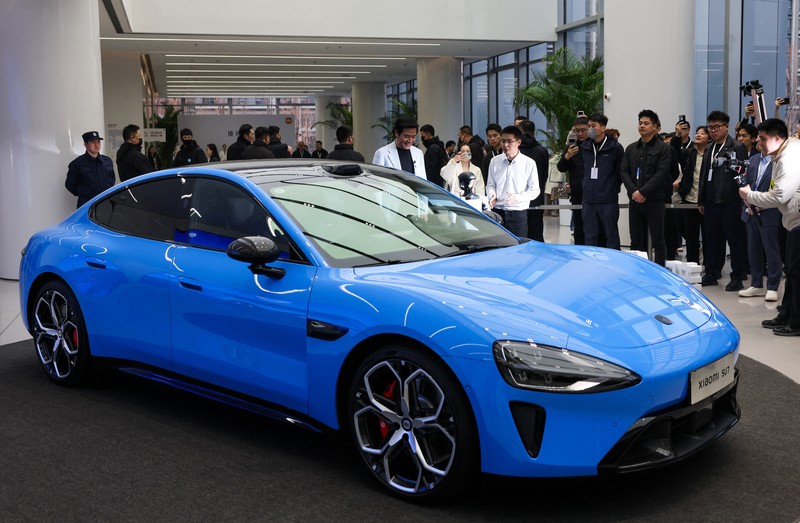 Raksasa teknologi China, Xiaomi meluncurkan generasi terbaru mobil listrik SU7 di Beijing, China, Kamis (19/32026). (REUTERS/Maxim Shemetov)