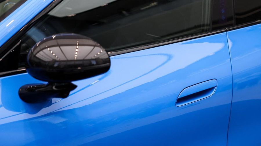 Raksasa teknologi China, Xiaomi meluncurkan generasi terbaru mobil listrik SU7 di Beijing, China, Kamis (19/32026). (REUTERS/Maxim Shemetov)