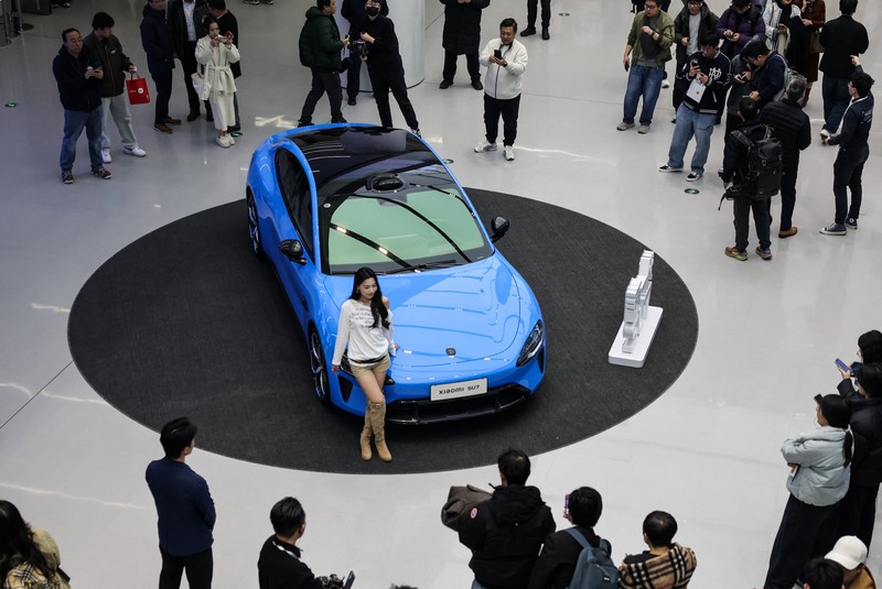Raksasa teknologi China, Xiaomi meluncurkan generasi terbaru mobil listrik SU7 di Beijing, China, Kamis (19/32026). (REUTERS/Maxim Shemetov)