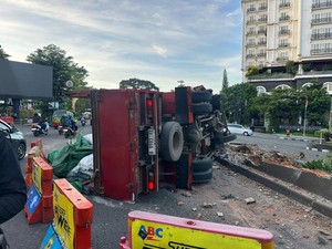 Truk Tabrak Bahu Jalan lalu Terguling di Bogor, Muatan Pakan Ternak Berserakan
