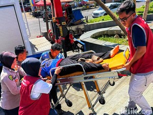 Wanita di Sukabumi Pingsan Saat Belanja hingga Kesurupan