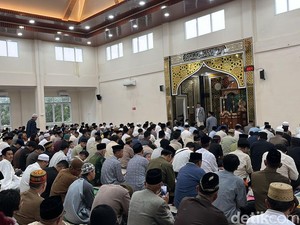 Salat Id Muhammadiyah di Jalan Perintis Makassar, Jemaah Berdatangan di Tengah Hujan