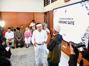 KDM Berikan Bantuan untuk Korban Longsor Desa Cibogo Lembang