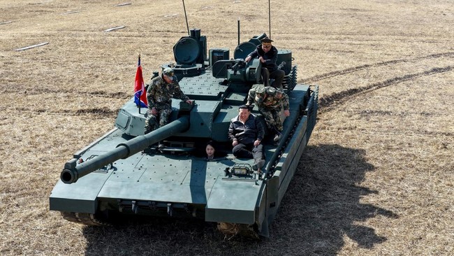 Putri 14 Tahun Kim Jong Un Nyetir Tank, Pamer Senjata Baru Korut