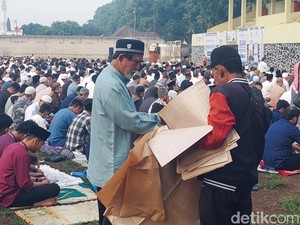 Meraup Cuan di Tengah-tengah Khusyuk Ritual Keagamaan