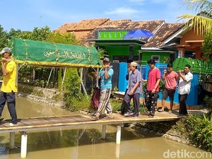 Sekeluarga Korban Kecelakaan Tol Tegal Dimakamkan Satu Liang Lahad di Pemalang