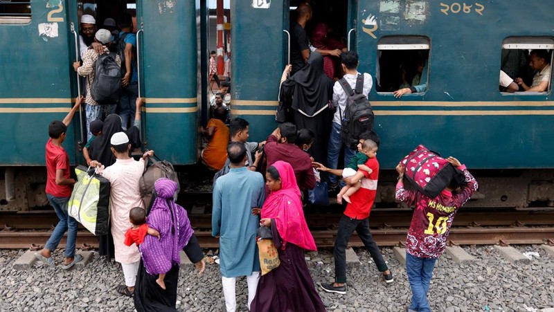 Orang-orang memanjat atap kereta api saat meninggalkan Dhaka untuk merayakan Idul Fitri, yang menandai berakhirnya bulan suci Ramadhan bagi umat Muslim, bersama keluarga mereka, di Stasiun Kereta Api Tongi di Gazipur, Bangladesh, 18 Maret 2026. REUTERS/Mohammad Ponir Hossain