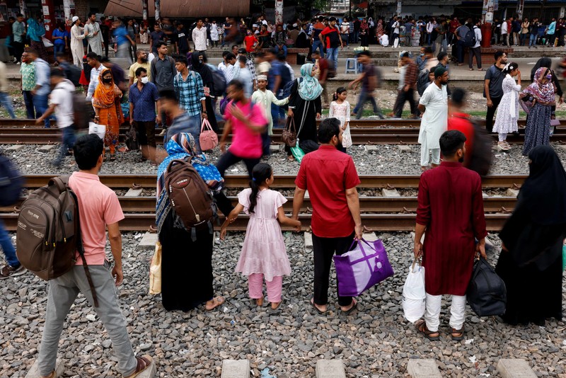 Orang-orang memanjat atap kereta api saat meninggalkan Dhaka untuk merayakan Idul Fitri, yang menandai berakhirnya bulan suci Ramadhan bagi umat Muslim, bersama keluarga mereka, di Stasiun Kereta Api Tongi di Gazipur, Bangladesh, 18 Maret 2026. REUTERS/Mohammad Ponir Hossain