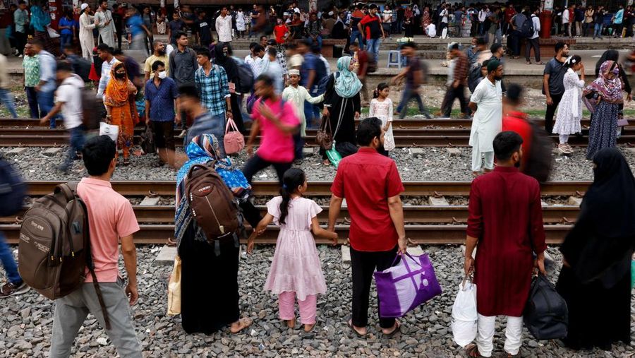 Orang-orang memanjat atap kereta api saat meninggalkan Dhaka untuk merayakan Idul Fitri, yang menandai berakhirnya bulan suci Ramadhan bagi umat Muslim, bersama keluarga mereka, di Stasiun Kereta Api Tongi di Gazipur, Bangladesh, 18 Maret 2026. REUTERS/Mohammad Ponir Hossain