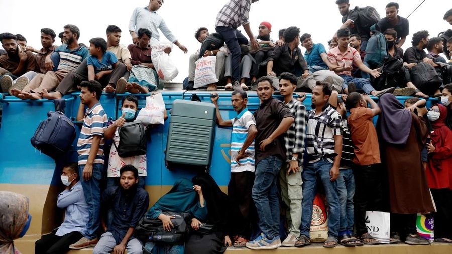 Orang-orang memanjat atap kereta api saat meninggalkan Dhaka untuk merayakan Idul Fitri, yang menandai berakhirnya bulan suci Ramadhan bagi umat Muslim, bersama keluarga mereka, di Stasiun Kereta Api Tongi di Gazipur, Bangladesh, 18 Maret 2026. REUTERS/Mohammad Ponir Hossain